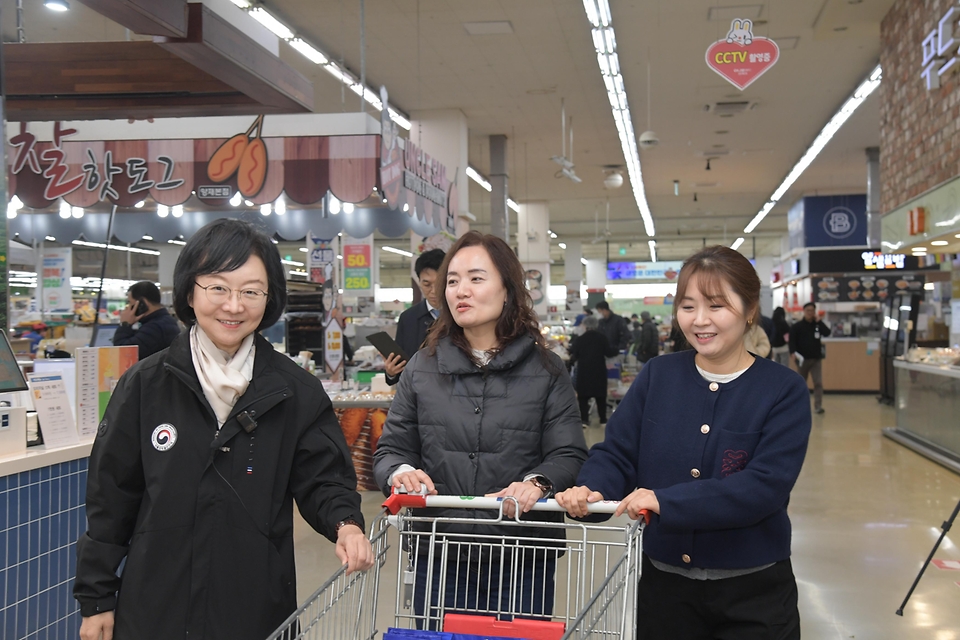 오유경 처장이 21일 서울 서초구 하나로마트 양재점을 찾아 설 명절을 앞두고 겨울철 식중독 예방 수칙을 당부하고 식재료를 살펴보고 있다.      