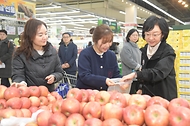 오유경 처장이 21일 서울 서초구 하나로마트 양재점을 찾아 설 명절을 앞두고 겨울철 식중독 예방 수칙을 당부하고 식재료를 살펴보고 있다.      