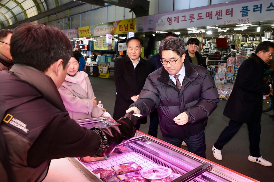 김성섭 중소벤처기업부 차관과 박범수 농림축산식품부 차관은 22일(수) 오후, 서울시 양천구에 위치한 신영시장을 방문하여 설 성수품 수급 상황과 물가 동향을 점검하고 현장의견을 청취하였습니다.