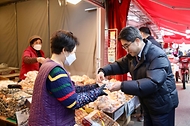 김성섭 중소벤처기업부 차관과 박범수 농림축산식품부 차관은 22일(수) 오후, 서울시 양천구에 위치한 신영시장을 방문하여 설 성수품 수급 상황과 물가 동향을 점검하고 현장의견을 청취하였습니다.