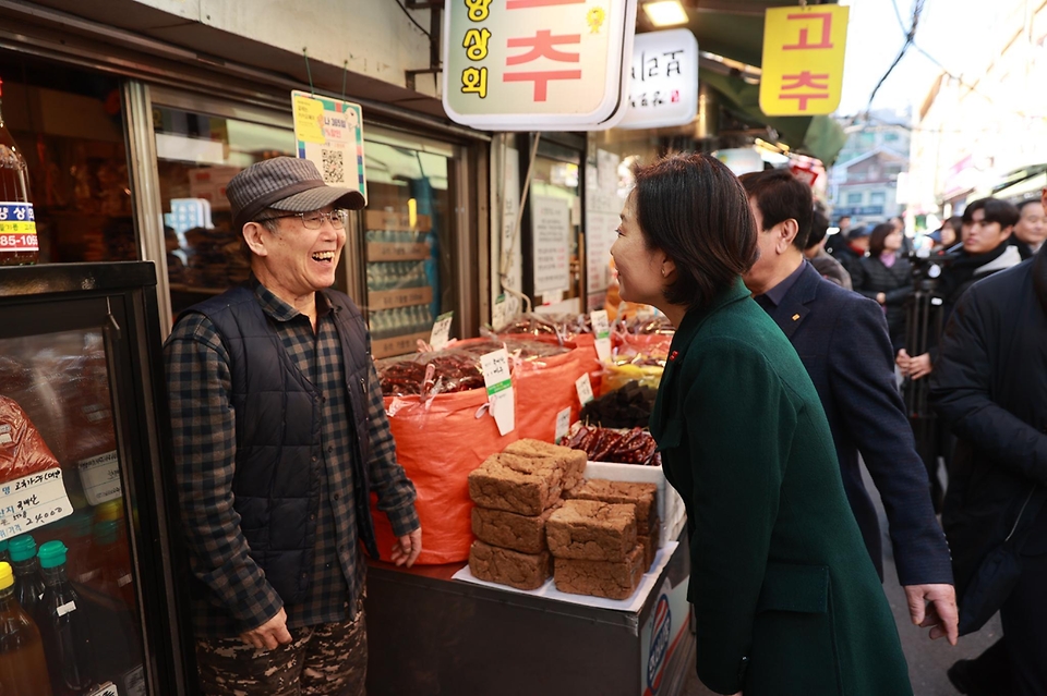 오영주 중소벤처기업부 장관은 23일(목) 설 연휴를 이틀 앞두고 서울 은평구에 소재한 연서시장을 방문하여 설 성수품 물가동향 및 상인들의 민생현안을 챙기고, 화재안전 대응상황을 점검했습니다.