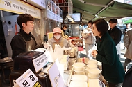 오영주 중소벤처기업부 장관은 23일(목) 설 연휴를 이틀 앞두고 서울 은평구에 소재한 연서시장을 방문하여 설 성수품 물가동향 및 상인들의 민생현안을 챙기고, 화재안전 대응상황을 점검했습니다.