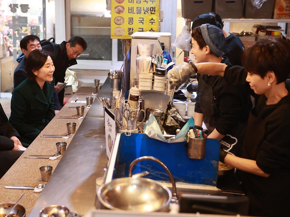 오영주 중소벤처기업부 장관은 23일(목) 설 연휴를 이틀 앞두고 서울 은평구에 소재한 연서시장을 방문하여 설 성수품 물가동향 및 상인들의 민생현안을 챙기고, 화재안전 대응상황을 점검했습니다.