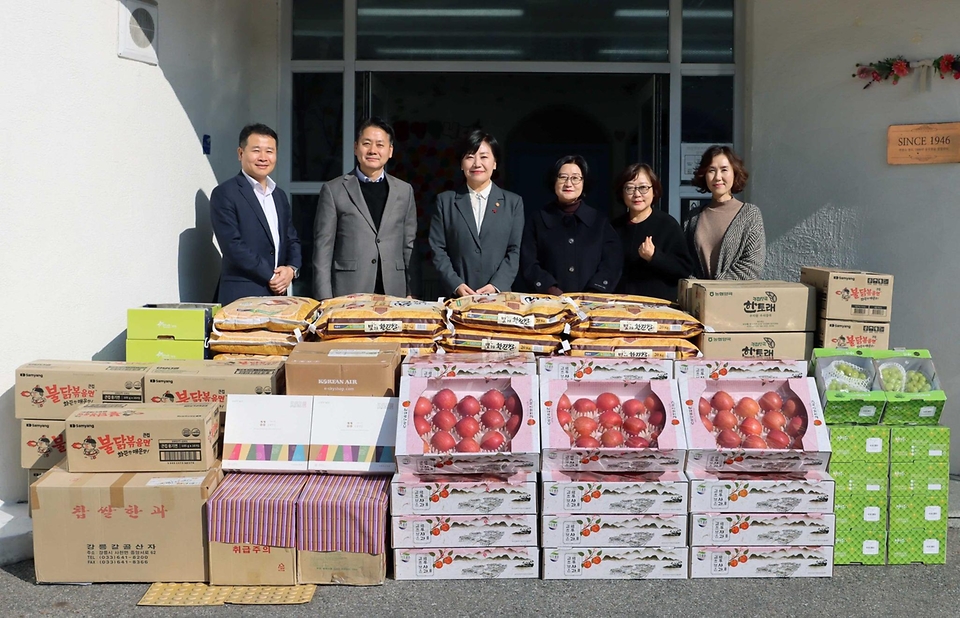 송미령 농식품부 장관은 1월 24일(금) 오전, 서울 서대문구 소재 독립문영천시장을 방문하여 전통시장의 농축산물 수급 동향 및 농축산물 할인지원 현장을 점검하고 전통시장 상인을 격려하였다.