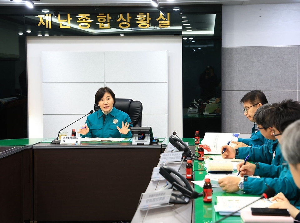 송미령 농식품부 장관은 1월 31일(금) '전국 일제 소독의 날'을 맞아 충남 논산 시청 가축방역상황실과 논산시 관내 거점 소독시설, 식용란 선별 포장업체를 방문해 근무자들을 격려하고, 현장을 점검하였다.
