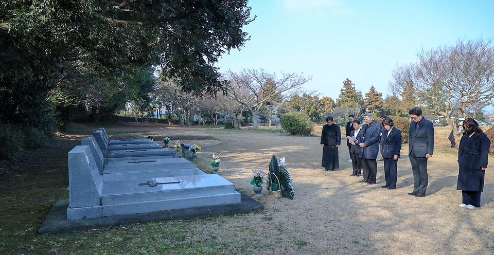 강정애 국가보훈부 장관이 21일 오전 광복80주년 계기 생존 애국지사 위문 및 소속기관 현장방문을 위해 제주도 제주시 천주교황사평성지에 방문하여 천주교 제주교구장인 문창우 주교와 함께 2024년 12월 이달의 독립운동가로 선정되었던 한국 독립운동의 숨은 영웅 아일랜드 선교사 3인(패트릭 도슨, 토마스 다니엘 라이언, 어거스틴 스위니)중 토마스 다니엘 라이언 신부님 묘역에 들러 헌화를 하고 있다.