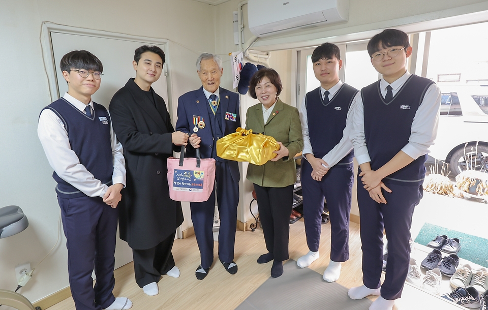 강정애 국가보훈부 장관이 22일 오전 서울시 용산구 연탄은행에서 열린 '민관이 함께하는 설맞이 마음이 따뜻해지는 1월 찾아가는 모두의 보훈 국가유공자 위문'에 참석하여 용산고등학교 학생들과 함께 서울시 용산구 이촌동에 계시는 참전유공자 김원식씨의 자택을 찾아가 위문 후 도시락을 전달하고 있다.