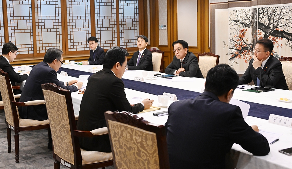 최상목 대통령 권한대행 부총리 겸 기획재정부 장관이 1월 31일 오전 서울 종로구 정부서울청사에서 열린 '대외경제현안간담회'를 주재하고 있다.