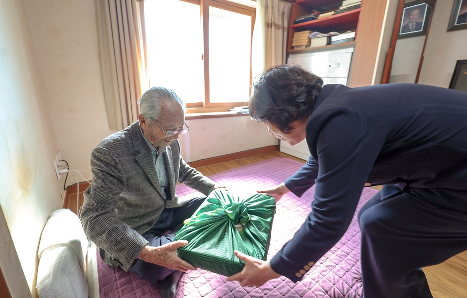 강정애 국가보훈부 장관이 21일 오후 광복80주년을 맞아 제주도 서귀포시에 계시는 생존 독립유공자인 강태선 애국지사의 자택을 방문하여 위문품을 전달하고 있다.