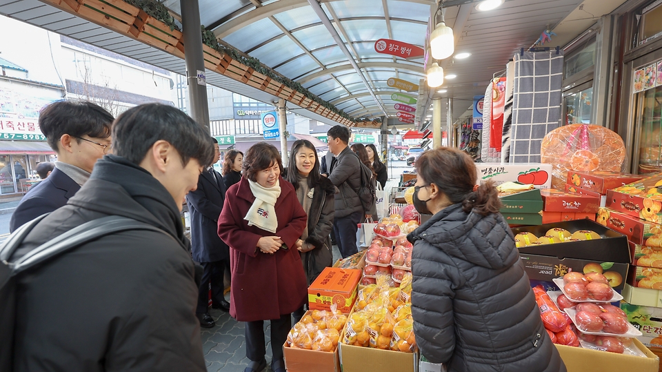 강정애 국가보훈부 장관이 22일 오후 설명절 계기 서울시 용산구 후암재래시장을 방문하여 구본준 상인회장과 유기종 보훈아너스위원 및 직원들과 함께 상인들을 만나 인사를 나누며 격려하고 있다. 