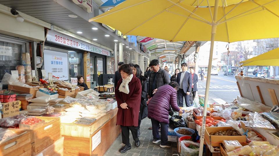 강정애 국가보훈부 장관이 22일 오후 설명절 계기 서울시 용산구 후암재래시장을 방문하여 구본준 상인회장과 유기종 보훈아너스위원 및 직원들과 함께 상인들을 만나 인사를 나누며 격려하고 있다. 