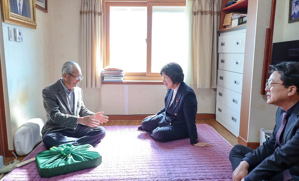 강정애 국가보훈부 장관이 21일 오후 광복80주년을 맞아 제주도 서귀포시에 계시는 생존 독립유공자인 강태선 애국지사의 자택을 방문하여 인사를 드리고 있다. 