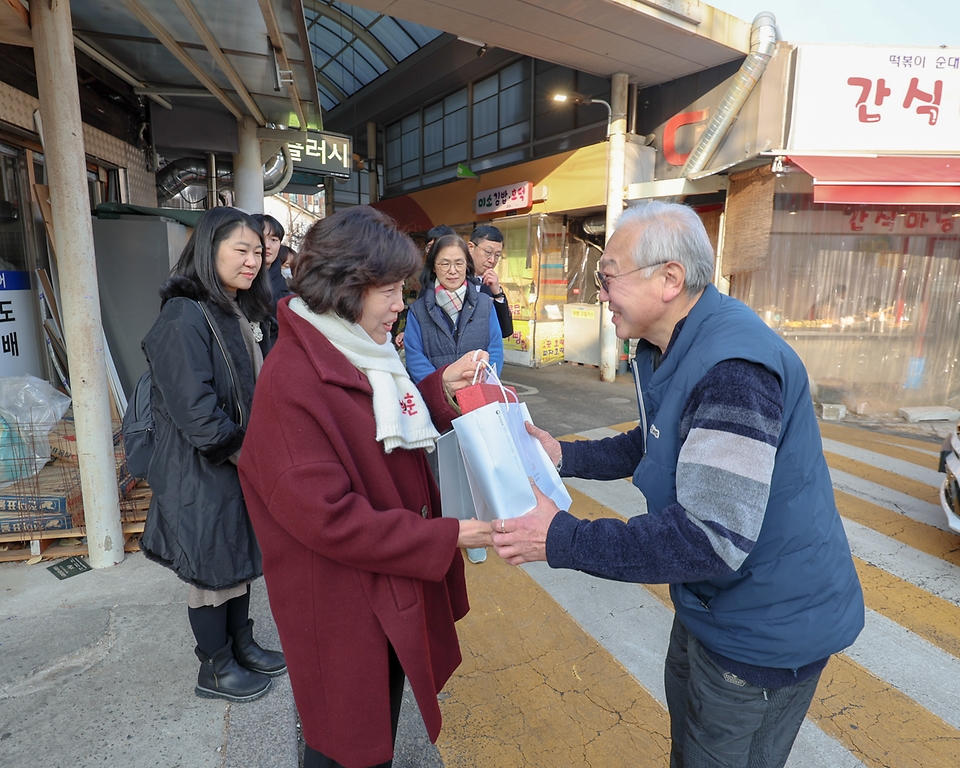 강정애 국가보훈부 장관이 22일 오후 설명절 계기 서울시 용산구 후암재래시장을 방문하여 구본준 상인회장을 만나 환담후 격려품을 전달하고 있다.