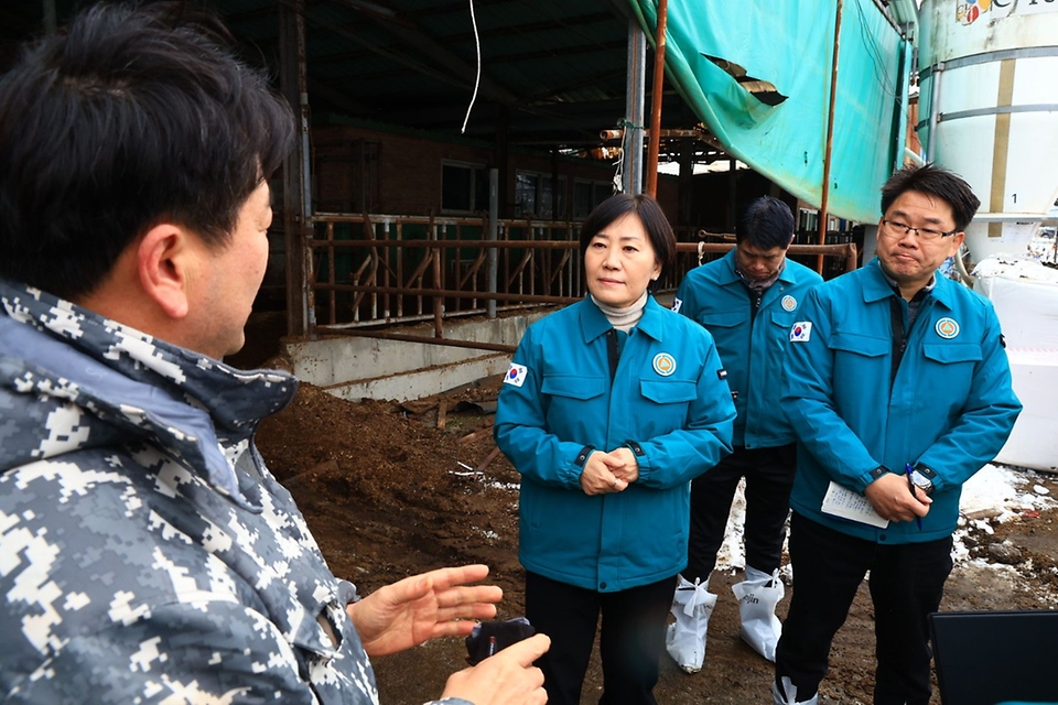 송미령 농식품부 장관은 1월 31일(금) '전국 일제 소독의 날'을 맞아 충남 논산 시청 가축방역상황실과 논산시 관내 거점 소독시설, 식용란 선별 포장업체를 방문해 근무자들을 격려하고, 현장을 점검하였다.
