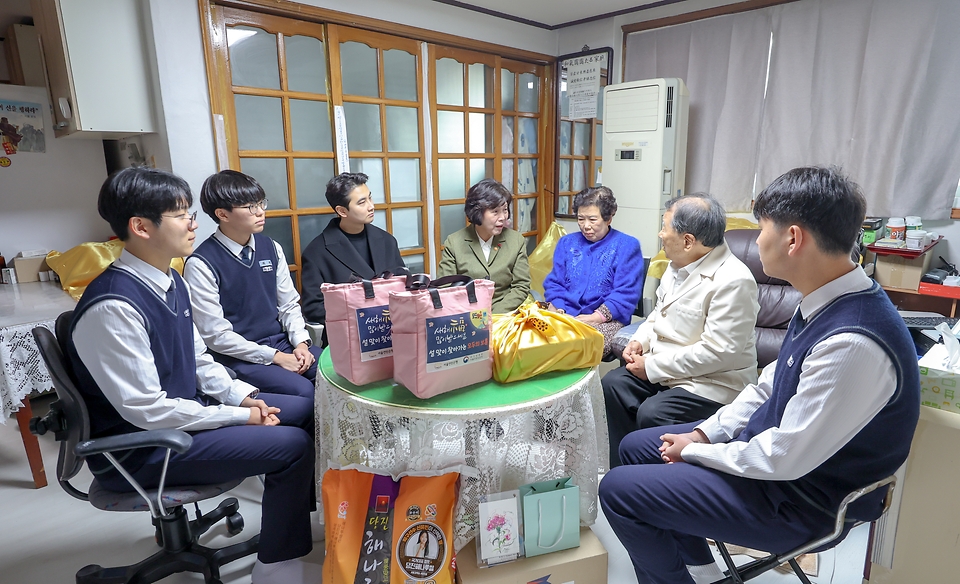 강정애 국가보훈부 장관이 22일 오전 서울시 용산구 연탄은행에서 열린 '민관이 함께하는 설맞이 마음이 따뜻해지는 1월 찾아가는 모두의 보훈 국가유공자 위문'에 참석하여 용산고등학교 학생들과 함께 서울시 용산구 후암동 참전유공자 박순환씨의 자택을 찾아가 위문품을 전달하고 있다.