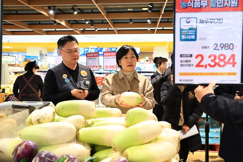 송미령 농식품부 장관은 2월 2일(일) 이마트 용산점을 찾아 농축산물 가격 동향을 살펴보고,
매장을 찾은 시민들과 설 이후 농축산물 가격 변동 상황 등에 대한 이야기를 나누었다.