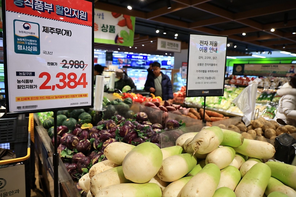 송미령 농식품부 장관은 2월 2일(일) 이마트 용산점을 찾아 농축산물 가격 동향을 살펴보고,
매장을 찾은 시민들과 설 이후 농축산물 가격 변동 상황 등에 대한 이야기를 나누었다.