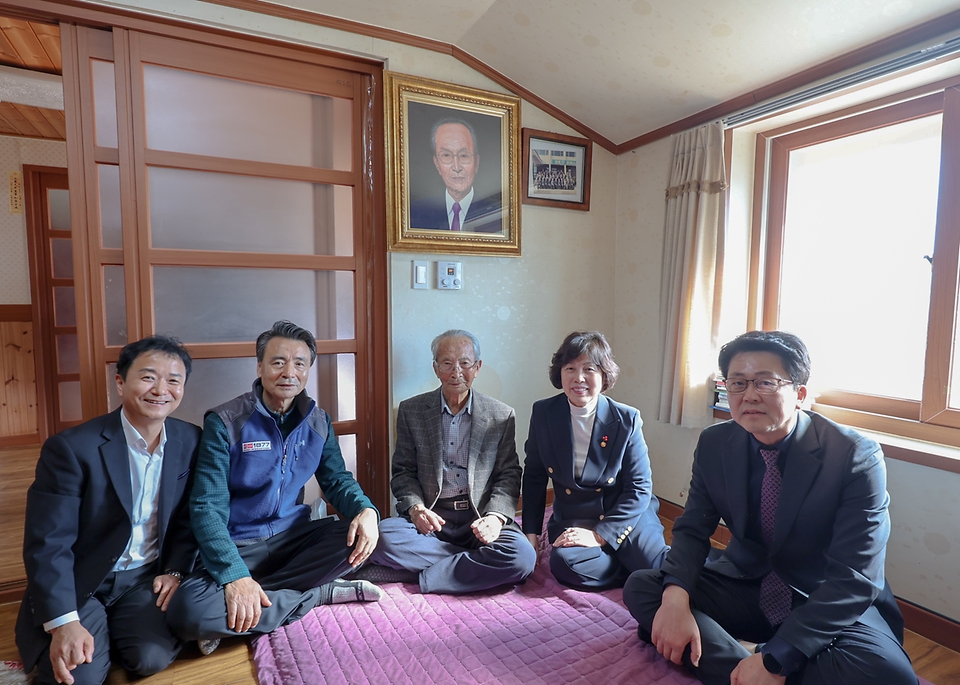 강정애 국가보훈부 장관이 21일 오후 광복80주년을 맞아 제주도 서귀포시에 계시는 생존 독립유공자인 강태선 애국지사의 자택을 방문하여 위문 후 기념촬영을 하고 있다.