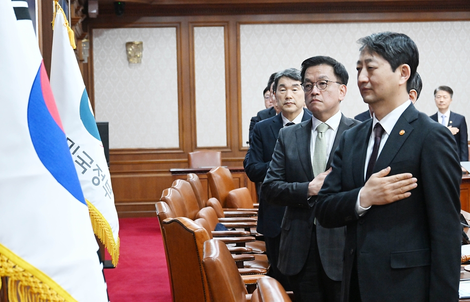 최상목 대통령 권한대행 부총리 겸 기획재정부 장관이 2월 4일 오전 서울 종로구 정부서울청사에서 열린 '제5회 국무회의'를 주재, 참석자들과 국민의례를 하고 있다.