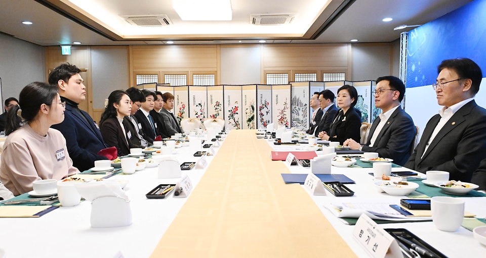 최상목 대통령 권한대행 부총리 겸 기획재정부 장관이 2월 5일 오전 서울 종로구 정부서울청사에서 열린 '신산업 분야 청년 벤처·스타트업 오찬 간담회'에서 모두발언을 하고 있다.