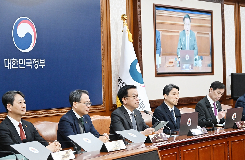 최상목 대통령 권한대행 부총리 겸 기획재정부 장관이 2월 11일 오전 서울 종로구 정부서울청사에서 열린 '제6회 국무회의'를 주재, 모두발언을 하고 있다.