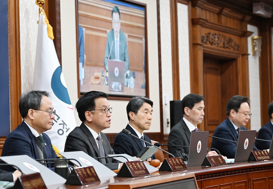 최상목 대통령 권한대행 부총리 겸 기획재정부 장관이 2월 11일 오전 서울 종로구 정부서울청사에서 열린 '제6회 국무회의'를 주재, 모두발언을 하고 있다.