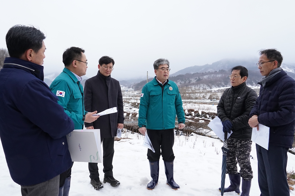 임상섭 산림청장이 최훈식 장수군수와 임산물(오미자) 시설 재배지 대설피해 현장을 방문해 피해현황을 점검하고 복구계획을 논의하고 있다.