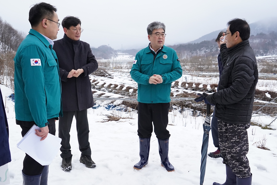 임상섭 산림청장이 최훈식 장수군수와 임산물(오미자) 시설 재배지 대설피해 현장을 방문해 피해현황을 점검하고 복구계획을 논의하고 있다.