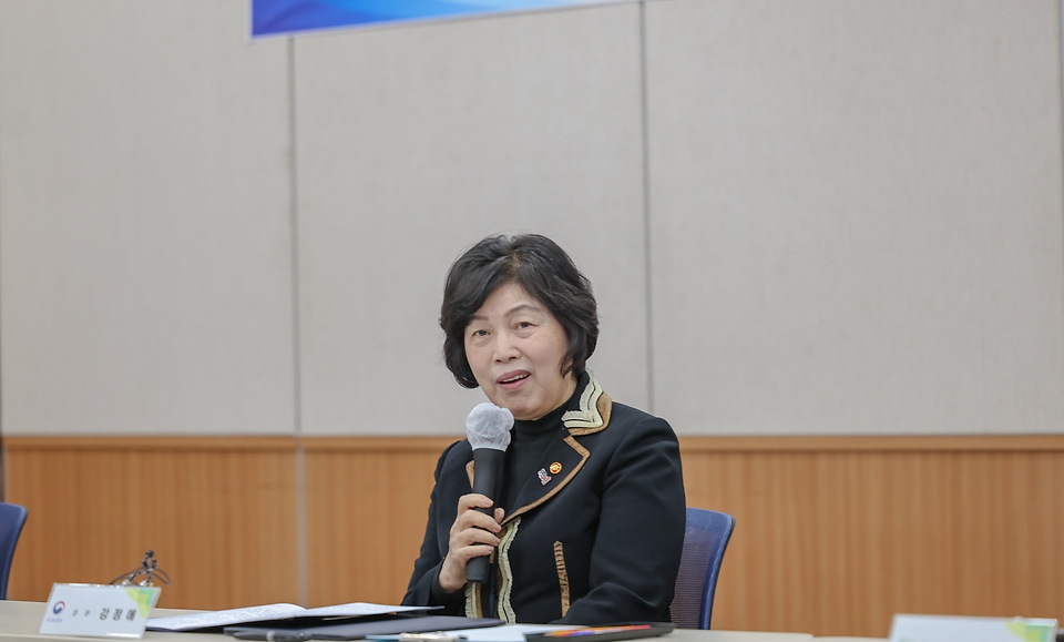 강정애 국가보훈부 장관이 12일 오전 경기도 수원보훈요양원에서 열린 국가보훈부-KT-본아이에프(본죽)과 함께하는 보훈나눔의 날 업무협약식에 참석하여 인사말씀을 하고 있다.