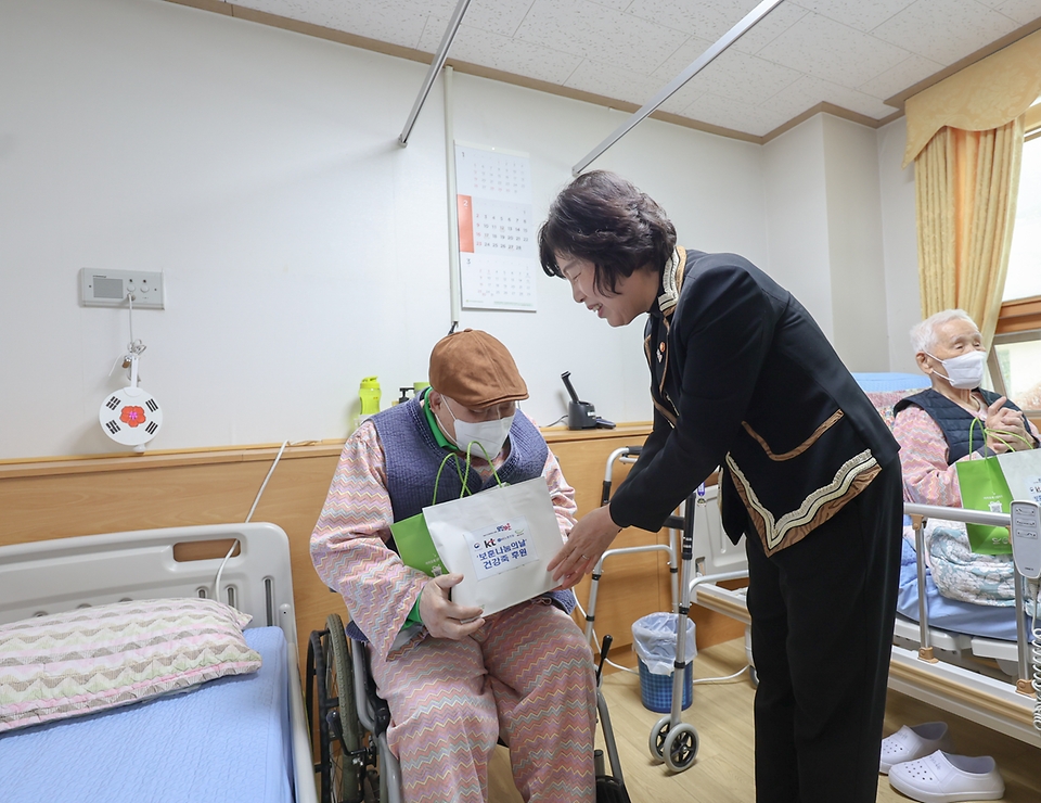 강정애 국가보훈부 장관이 12일 오전 경기도 수원보훈요양원에서 열린 국가보훈부-KT-본아이에프(본죽)과 함께하는 보훈나눔의 날 업무협약식에 참석하여 김인관 KT노조위원장, 이성진 본아이에프 대표이사, 김동수 아너스위원장, 박진기 수원본훈요양원장과 함께 입소 중인 국가유공자를 만나 위문 후 건강죽을 전달하고 있다.