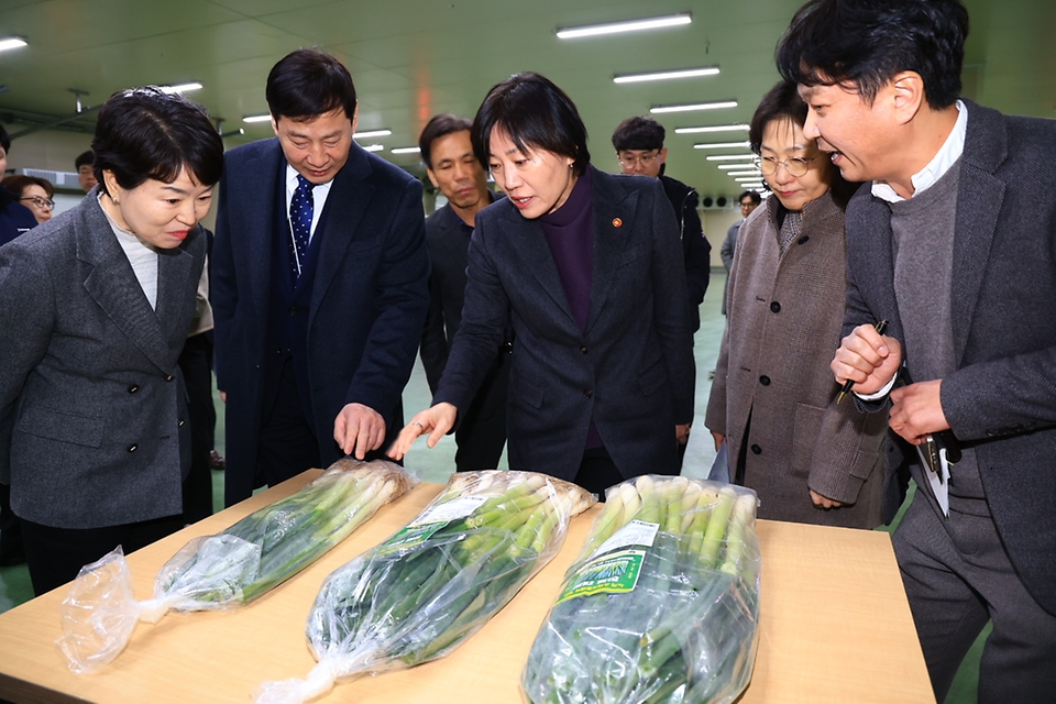 송미령 농식품부 장관은 2월 17일(월) 경기도 광주시에 위치한 아워홈 동서울 물류센터를 방문하여 노지 스마트 농업기술이 적용된 농가와 계약재배를 통해 공급된 농산물의 물류과정을 살펴보고, 계약재배 관계자들과 현장의 애로사항 등 의견을 듣는 시간을 가졌다.