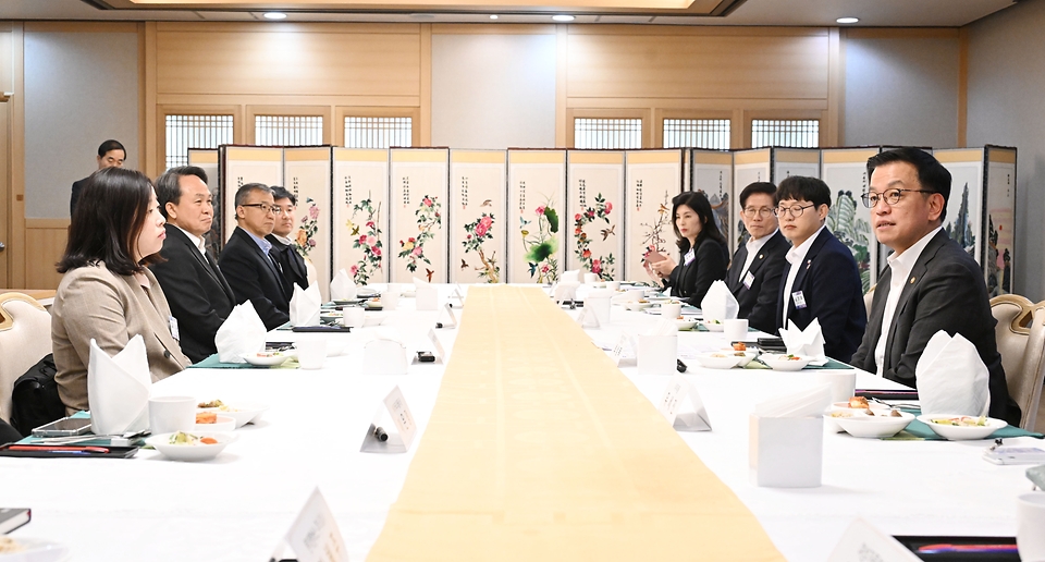 최상목 대통령 권한대행 부총리 겸 기재부 장관이 2월 17일 오전 서울 종로구 정부 서울 청사에서 김문수 고용노동부 장관 등 관계 부처 장·차관과 정책수요자인 워킹맘·대디와 일·생활 균형 우수기업 및 가족친화인증기업 대표 등이 참석한 가운데 열린 '일·가정 양립 오찬간담회'에서 모두발언을 하고 있다.