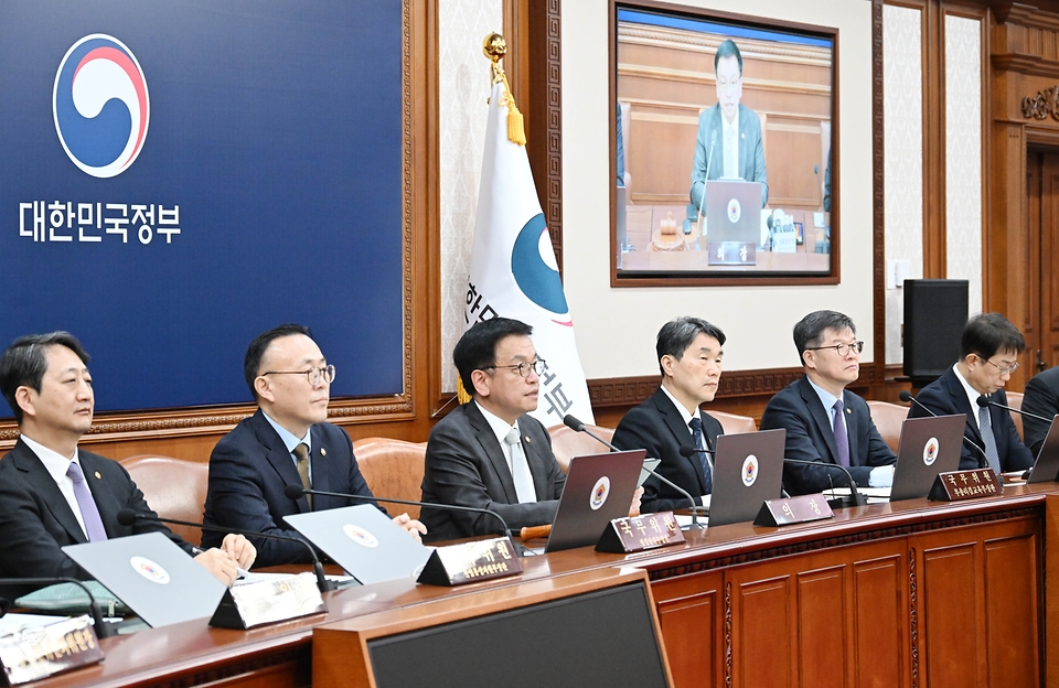 최상목 대통령 권한대행 부총리 겸 기획재정부 장관이 2월 18일 오전 서울 종로구 정부서울청사에서 열린 '제7회 국무회의'를 주재, 모두발언을 하고 있다.