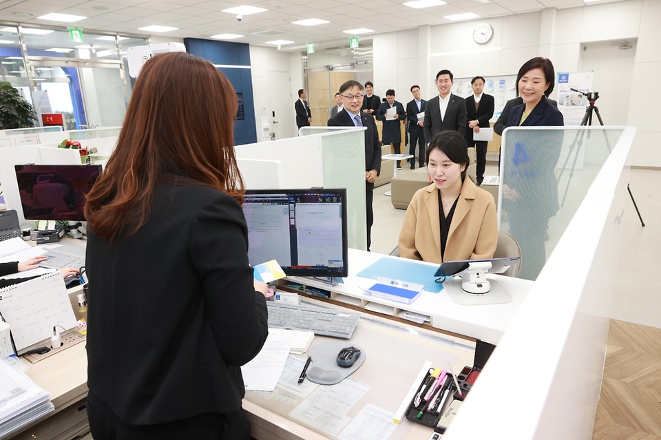 오영주 중기부 장관은 14일(금) 경남 창원에서 지역 중소기업의 인력 운용에 대한 어려움을 직접 듣고, 이를 해결하기 위해 경남지방중소벤처기업청, 부산지방고용노동청 창원지청 및 
유관기관(중소벤처기업진흥공단 경남지역본부, IBK 기업은행 경남지역본부)과 함께 현장 간담회를 개최했다.