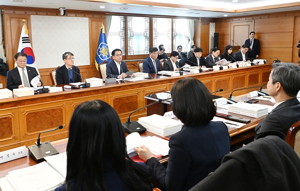 최상목 대통령 권한대행 부총리 겸 기획재정부 장관이 2월 20일 오후 서울 종로구 정부서울청사에서 열린 '제52차 국제개발협력위원회'를 주재, 모두발언을 하고 있다.