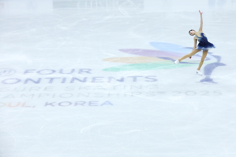 21일 서울 양천구 목동 아이스링크에서 열린 2025 국제빙상경기연맹(ISU) 사대륙 선수권대회 여자 싱글 쇼트 프로그램이 펼쳐지고 있다.