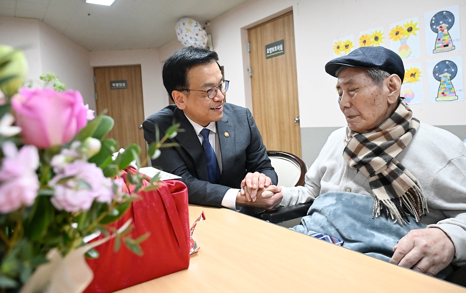 최상목 대통령 권한대행 부총리 겸 기획재정부 장관이 강정애 국가보훈부 장관과 함께 제106주년 3·1절을 맞아 2월 21일 오후 수원보훈원을 방문해 독립유공자이자 광복군 오성규 애국지사(1990, 건국훈장 애족장)를 위문, 지사님에게 위문품을 전달하고 대화를 나누고 있다.