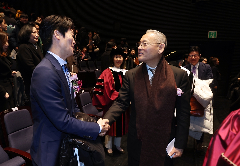 유인촌 문화체육관광부 장관이 21일 서울 성북구 한국예술종합학교 석관동 캠퍼스 이어령 예술극장에서 '내일을 향해 쏴라' 주제로 열린 2024학년도 전기학위수여식에서 배우 진선규와 인사를 나누고 있다.