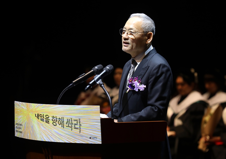 유인촌 문화체육관광부 장관이 21일 서울 성북구 한국예술종합학교 석관동 캠퍼스 이어령 예술극장에서 '내일을 향해 쏴라' 주제로 열린 2024학년도 전기학위수여식에서 축사를 하고 있다. 