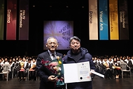 유인촌 문화체육관광부 장관이 21일 서울 성북구 한국예술종합학교 석관동 캠퍼스 이어령 예술극장에서 '내일을 향해 쏴라' 주제로 열린 2024학년도 전기학위수여식에서 졸업포상을 하고 있다. 