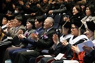 유인촌 문화체육관광부 장관이 21일 서울 성북구 한국예술종합학교 석관동 캠퍼스 이어령 예술극장에서 '내일을 향해 쏴라' 주제로 열린 2024학년도 전기학위수여식에서 졸업생들을 응원하고 있다. 