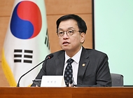 탄소중립 녹색성장위원회 위원장 최상목 대통령 권한대행 부총리 겸 기재부 장관이 2월 24일 오후 서울 종로구 정부 서울 청사에서 열린 '2050 탄소중립 녹색성장위원회 제2기 출범식과 전체회의'를 주재, 모두발언을 하고 있다.