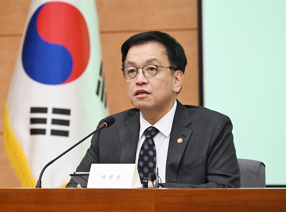 탄소중립 녹색성장위원회 위원장 최상목 대통령 권한대행 부총리 겸 기재부 장관이 2월 24일 오후 서울 종로구 정부 서울 청사에서 열린 '2050 탄소중립 녹색성장위원회 제2기 출범식과 전체회의'를 주재, 모두발언을 하고 있다.