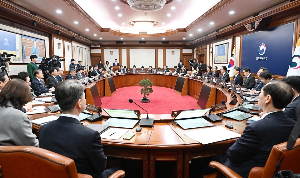 최상목 대통령 권한대행 부총리 겸 기재부 장관이 2월 25일 오전 서울 종로구 정부서울청사에서 열린 '제8회 국무회의'를 주재, 모두발언을 하고 있다.