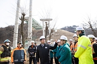 박상우 국토부 장관은 2월 25일(화) 09:49분경 세종-안성 고속도로 9공구(천안시 서북구 입장면, 경기 안성시 서운면 경계)에서 발생한 사고와 관련하여 15시경 사고 현장에서 관계 기관(소방청, 한국도로공사 등)으로부터 사고 수습 상황을 보고받고 현장 상황을 점검하였다.