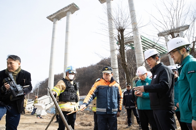 박상우 국토부 장관은 2월 25일(화) 09:49분경 세종-안성 고속도로 9공구(천안시 서북구 입장면, 경기 안성시 서운면 경계)에서 발생한 사고와 관련하여 15시경 사고 현장에서 관계 기관(소방청, 한국도로공사 등)으로부터 사고 수습 상황을 보고받고 현장 상황을 점검하였다.