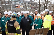 박상우 국토부 장관은 2월 25일(화) 09:49분경 세종-안성 고속도로 9공구(천안시 서북구 입장면, 경기 안성시 서운면 경계)에서 발생한 사고와 관련하여 15시경 사고 현장에서 관계 기관(소방청, 한국도로공사 등)으로부터 사고 수습 상황을 보고받고 현장 상황을 점검하였다.