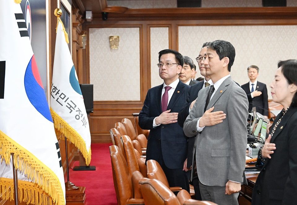 최상목 대통령 권한대행 부총리 겸 기획재정부 장관이 3월 4일 오전 서울 종로구 정부서울청사에서 열린 '제9회 국무회의'를 주재, 참석자들과 국민의례를 하고 있다.