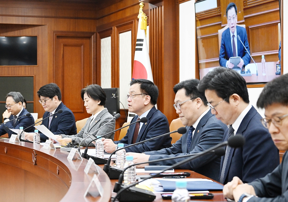 최상목 대통령 권한대행 부총리 겸 기획재정부 장관이 3월 5일 오전 서울 종로구 정부서울청사에서 열린 '국정현안관계장관회의 겸 경제관계장관회의 겸 산업경쟁력강화관계장관회의'를 주재, 모두발언을 하고 있다.