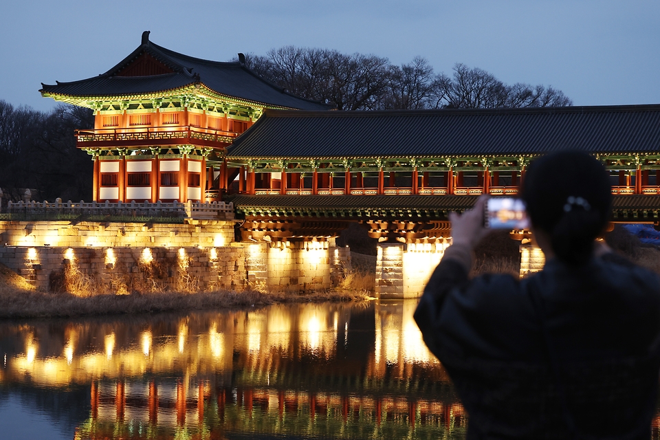 2025 APEC KOREA SOM1 경상북도 관광 프로그램이 각국 대표단에 인기를 끌었다. 월정교 경주의 주요 야간 관광지는 2025~2026 한국관광 100선에 최초 선정됐다. 문화체육관광부와 한국관광공사는 한국의 대표 관광지를 알리기 위해 2년을 주기로 한국관광 100선을 선정하고 있다. 사진은 7일 경주 교동 월정교.